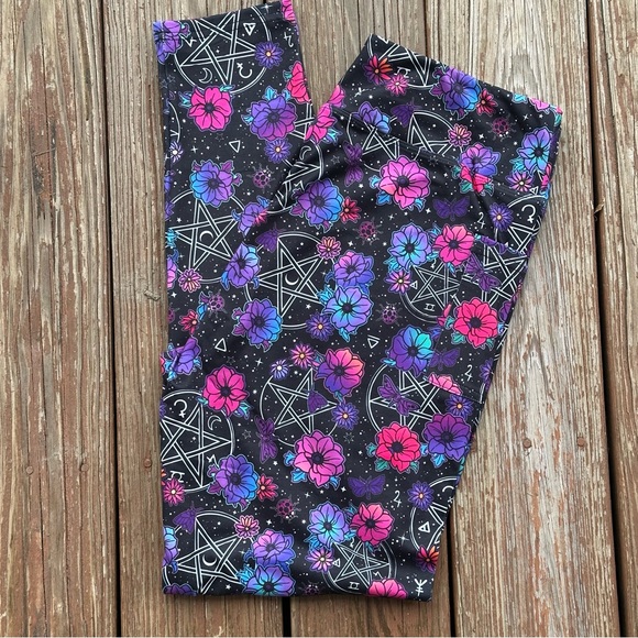 Floral women’s pocket  Leggings - Black and Pink - Picture 2 of 5
